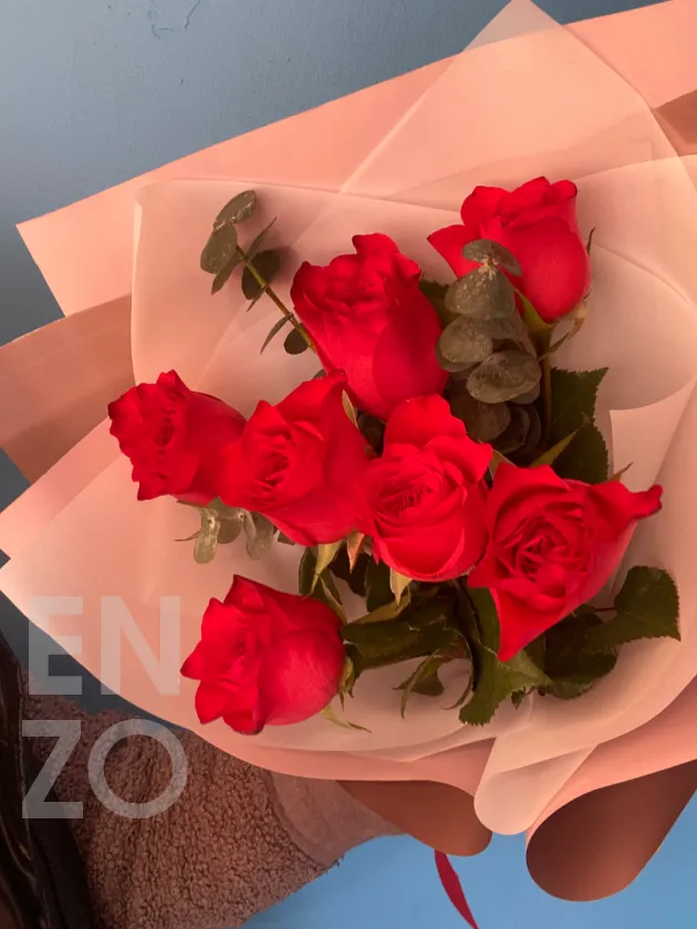 Букет алых роз 🌹