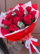 Букет роз с эвкалиптом
