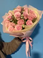 Букет нежно розовых роз с эвкалиптом
