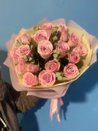 Букет нежно розовых роз с эвкалиптом
