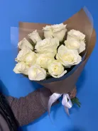 Букет белых роз в крафте