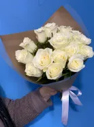 Букет белых роз в крафте