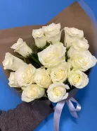 Букет белых роз в крафте