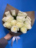 Букет белых роз в крафте