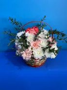 Корзина хризантем с зеленью 