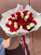 Букет красных и белых Кенийских роз