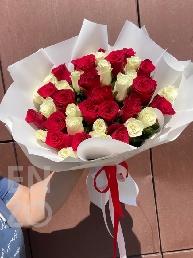 Букет красных и белых Кенийских роз