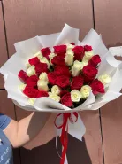 Букет красных и белых Кенийских роз