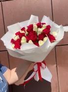 Букет красных и белых Кенийских роз