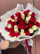 Букет красных и белых Кенийских роз