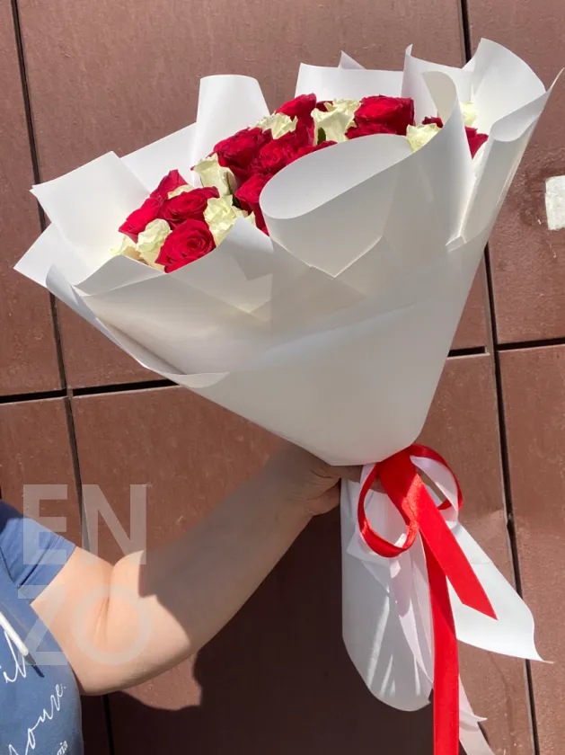 Букет красных и белых Кенийских роз