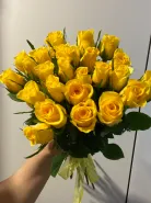 25 ярко жёлтых кенийских роз