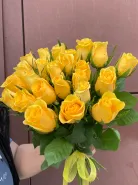 25 ярко жёлтых кенийских роз