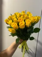 25 ярко жёлтых кенийских роз