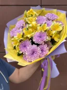 Яркие букет хризантем и альстромерии