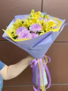 Яркие букет хризантем и альстромерии