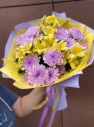 Яркие букет хризантем и альстромерии