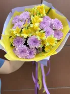 Яркие букет хризантем и альстромерии