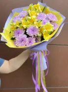 Яркие букет хризантем и альстромерии