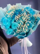 Пышный букет хризантем и гипсафил
