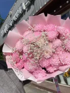 Букет розовых хризантем и гипсафил