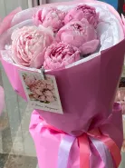 Моно букет из 5 пионов