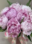 Композиция из пионов в шляпной коробке