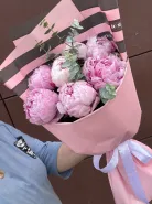 Букет розовых пионов