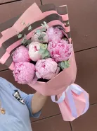 Букет розовых пионов