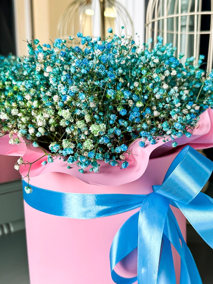 Композиция в коробке «Фиалка» от интернет-магазина цветов в 