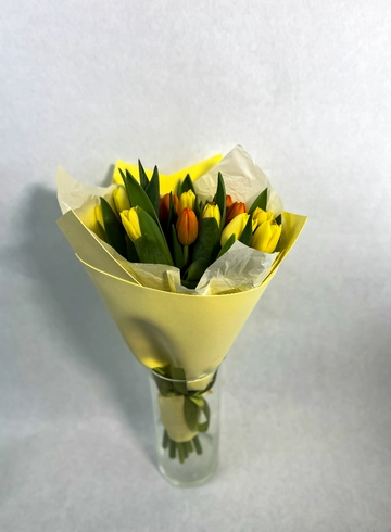 Букет из тюльпанов микс от интернет-магазина цветов в 
